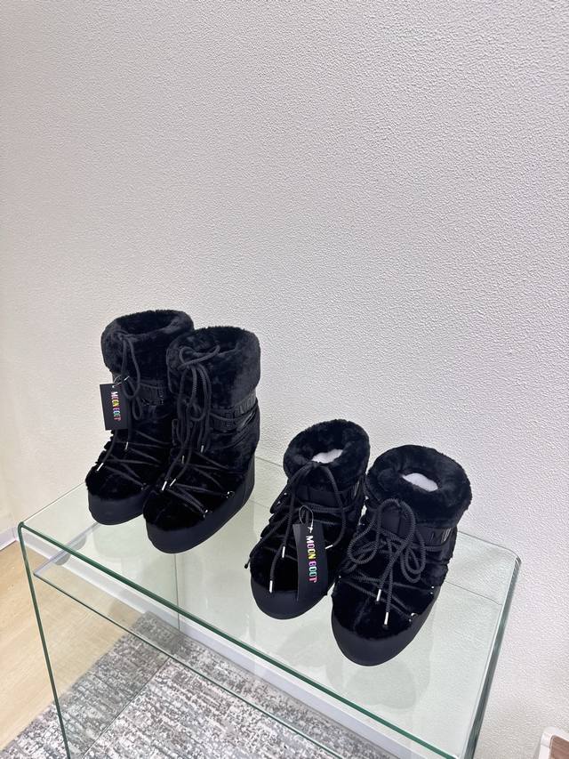 Moon Boot, Black Fur and Black Leather, Factory Price. Wang Hedi and Yu Shuxin a