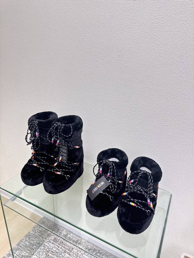 Moon Boot Black Christmas Edition Factory Price p Item worn by Wang Hedi and Yu