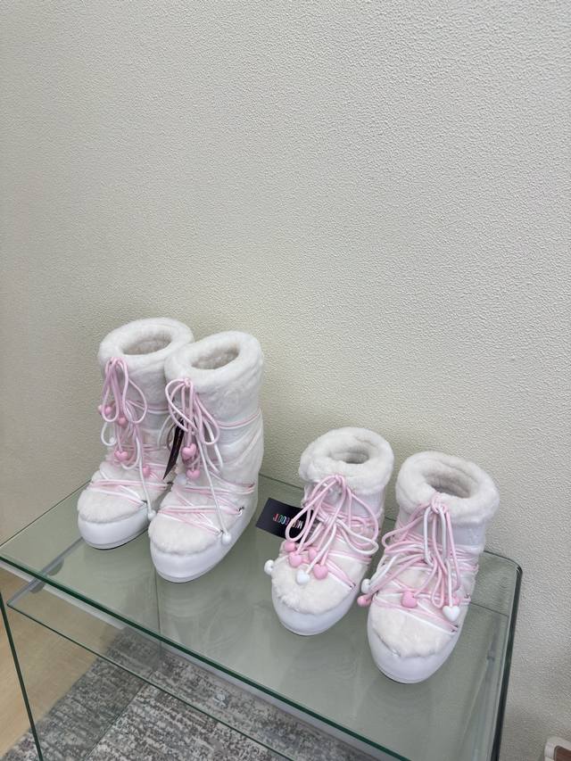 Moon Boots, White Fur and Leather, Factory Price p A must-have ski item worn by