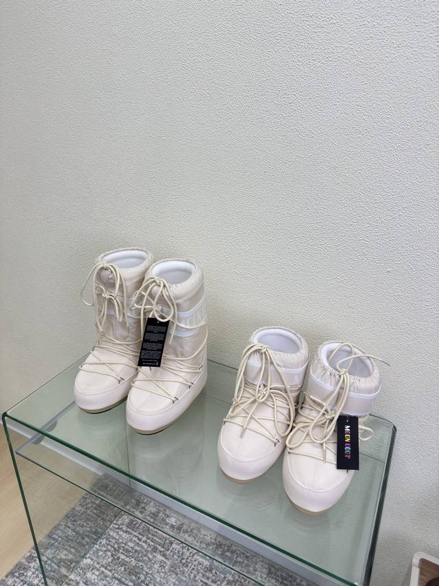 Moon Boot, Apricot Color, Factory Price. Wang Hedi and Yu Shuxin are also wearin