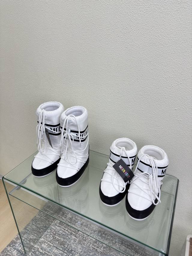 Moon Boots, Diamond Pattern, Factory Price p White, a must-have ski item worn by