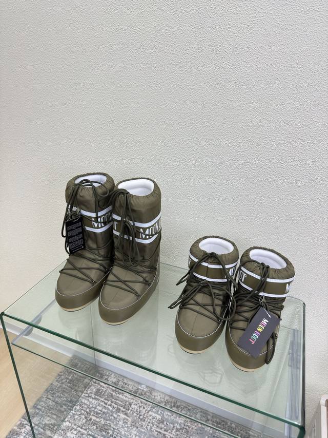 Moon Boots, Diamond Pattern, Factory Price p A must-have ski item worn by Wang H