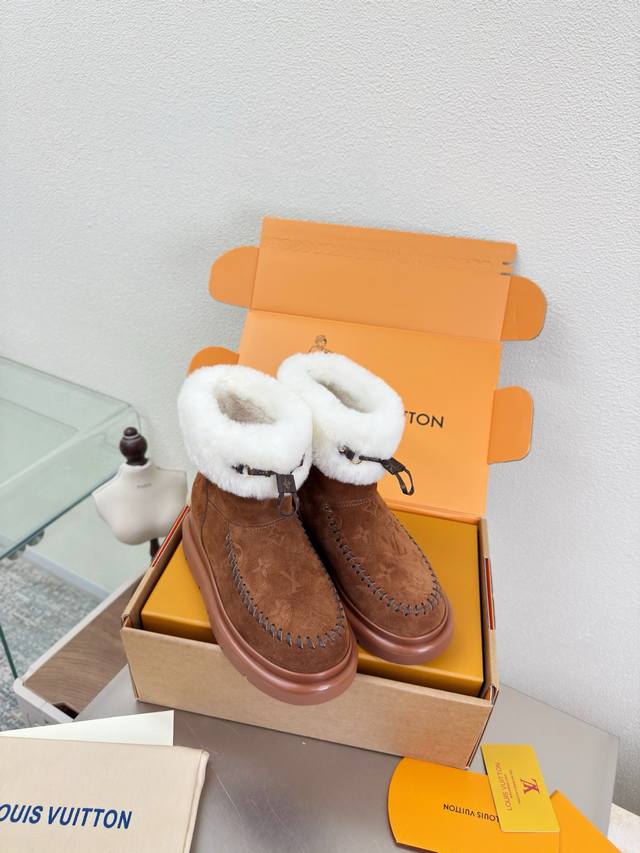 Wool-lined Snow Boots with Printed Logo, Hand-stitched High-gloss cow suede Impo