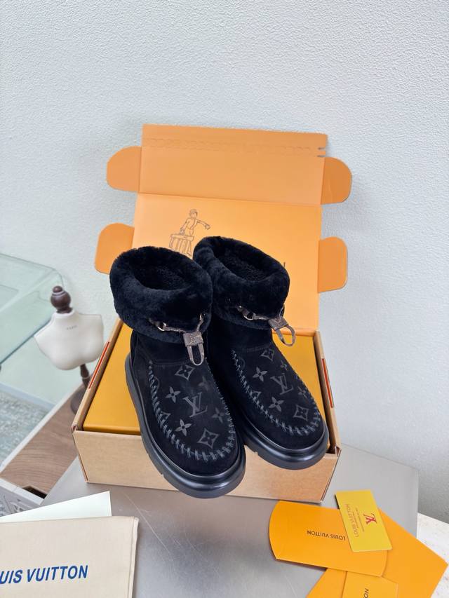 Wool-lined Snow Boots with Printed Logo, Hand-stitched High-gloss cow suede Impo