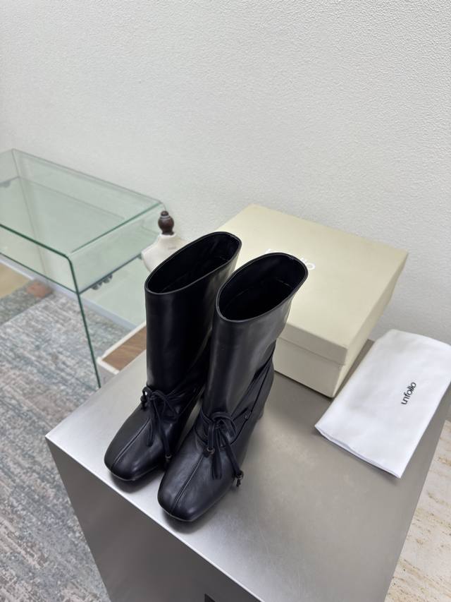 Slip-on mid-heel Unfolio premium ankle boots, easy to match. New design from th