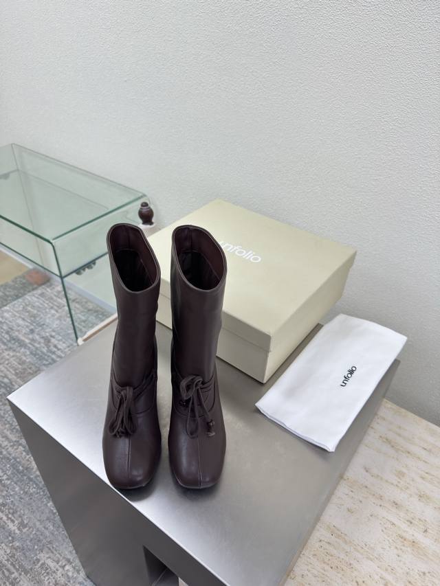 Slip-on mid-heel Unfolio premium ankle boots, easy to match. New design from th