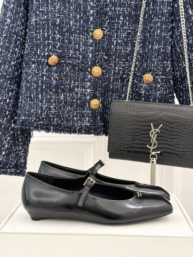 Order Notes: Original Airplane Box 10 Top Plate Prada 25Ss New Arrival Letter P