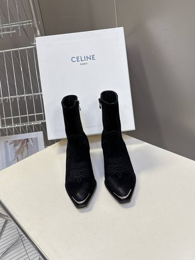 Celine's latest autumn/winter retro fashion ankle boots! A must-have item for ea