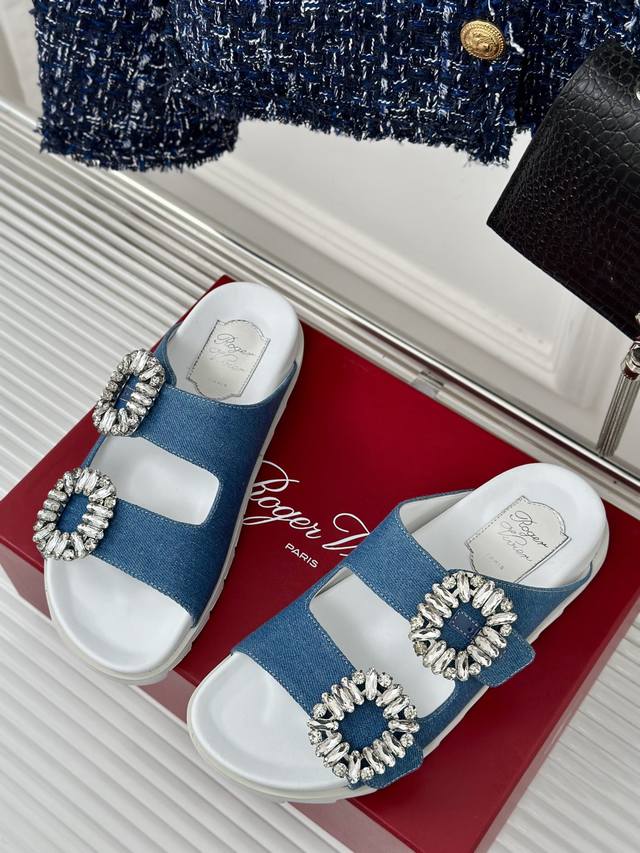 Factory Price Roger Vivier RV Double Diamond Buckle Slippers A pair of comfortab