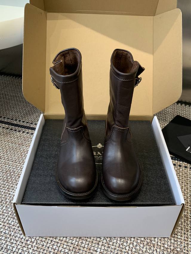 Dongguan version, top-quality Prada 26 early spring runway hit boots. A brand n