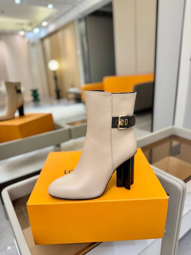 Price: LV Fall/Winter runway style ankle boots, updated simultaneously with the