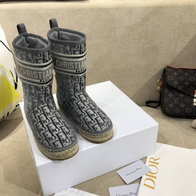Latest quality Dior snow boots (retail purchase). These Dior Granville ankle boo