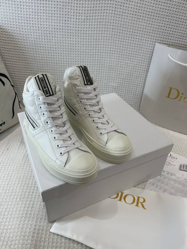 New Dior sports shoes from the official store. Authentic purchase and developmen