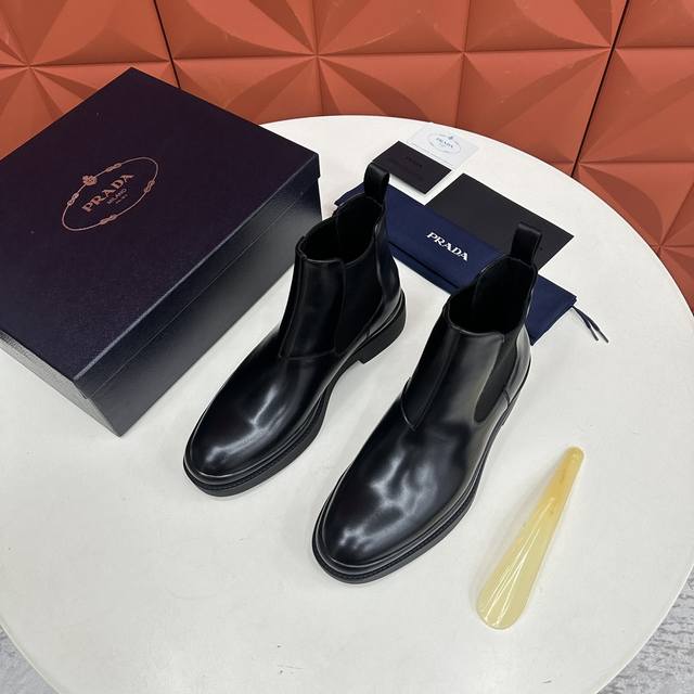 Prada official hot-selling new men's Chelsea boots. This platform leather boot