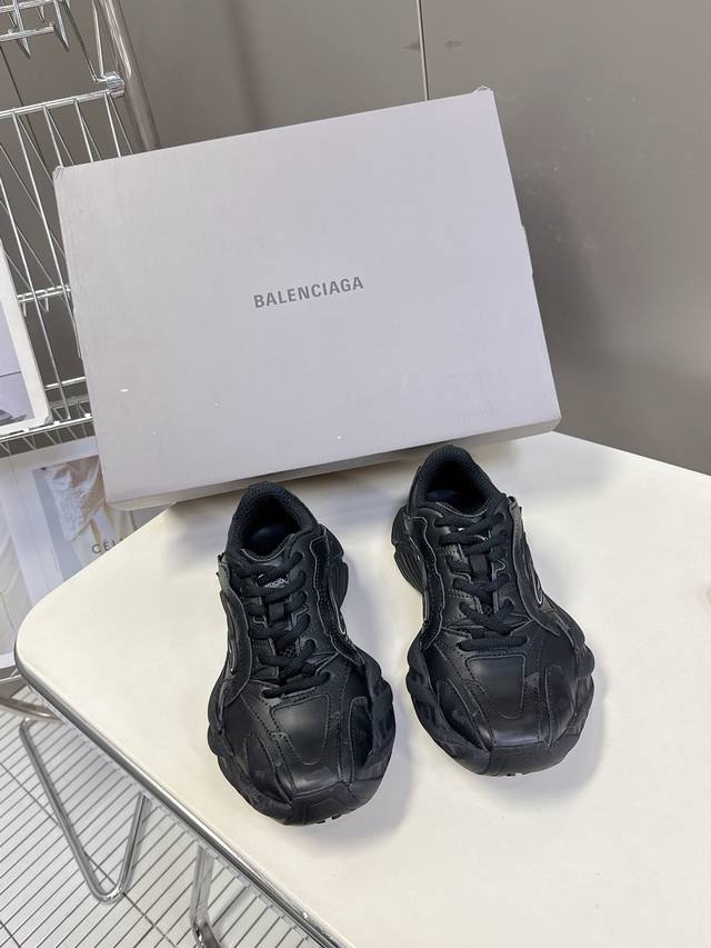 Balenciaga's latest hot-selling sneaker series, a couple's chunky sneaker. The o