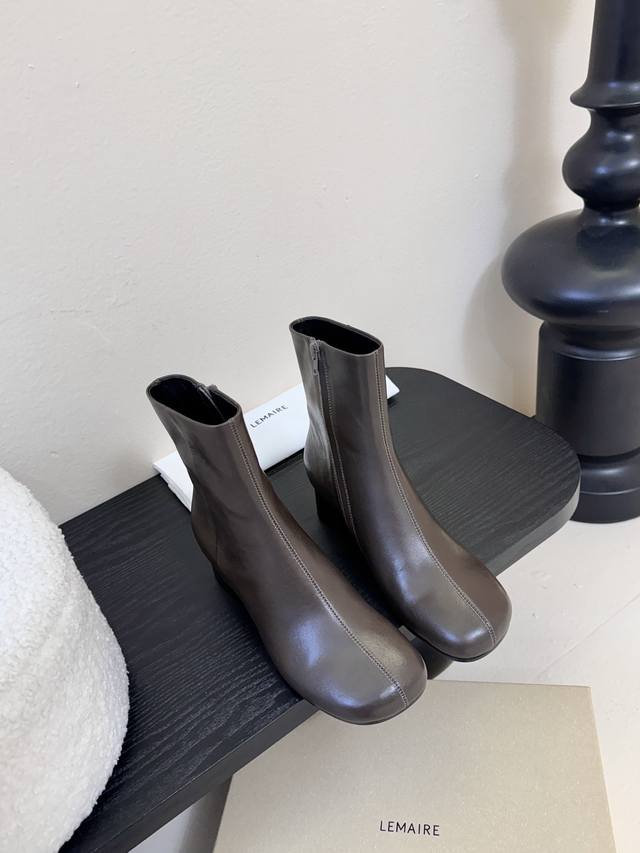 Lemaire 25Ss New Minimalist High-Heeled Boots - Understated yet sophisticated, e