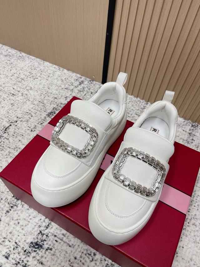Roger Vivia's latest Viv'up puff shoes, cute and chubby white sneakers. Upper: