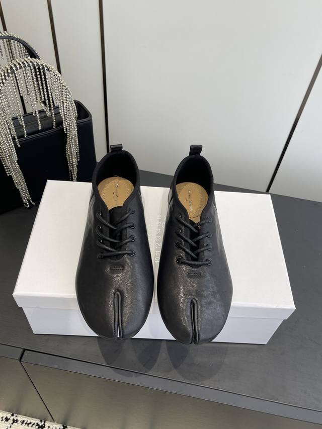 Maison Margiela Early Spring Runway New Arrival: Latest Split-Toe Leather Shoes,