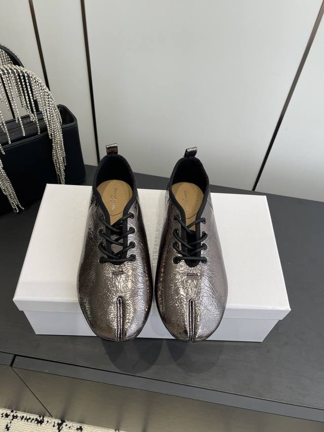 Maison Margiela Early Spring Runway New Arrival: New Split-Toe Leather Shoes, Ca