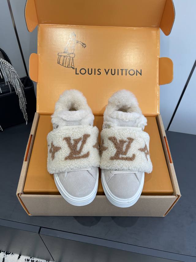 Louis Vuitton Autumn/Winter New Casual Sneakers, White Sneakers with Fleece Lini