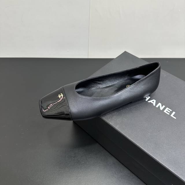 Chanel 25K New Square Toe Color-Blocked Flat Shoes The clean square toe design a