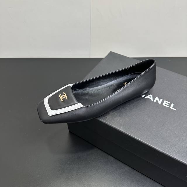 Chanel 25K New Square Toe Flip-Top Flat Shoes. The clean square toe design flatt