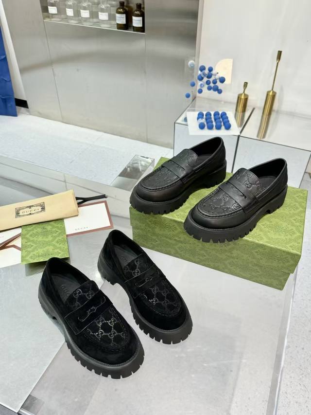 Gucci Loafers The iconic pattern continues to shine in Gucci's new collection. T
