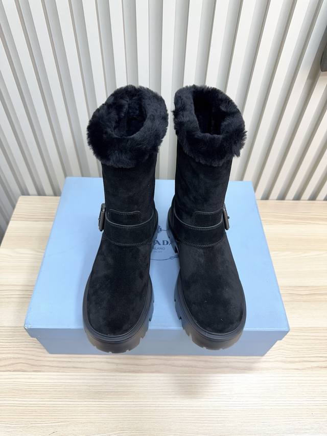 Prada couple's Martin boots with wool lining are here! Comfortable and elegant,