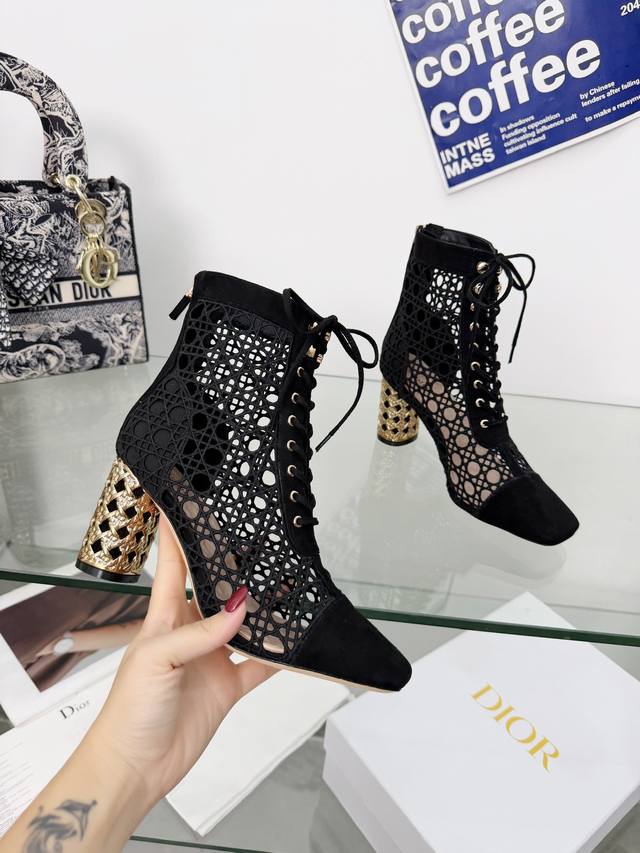 Factory Price: Boots Embroidered Hollow Mesh Upper with Rattan Pattern and 3D E