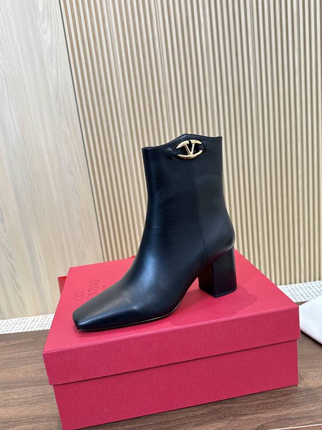 Valentino Autumn/Winter Fashion Women's Boots: Comfortable, versatile, and ultra