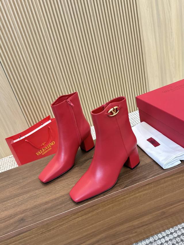 Valentino Autumn/Winter Fashion Women's Boots: Comfortable, versatile, and ultra