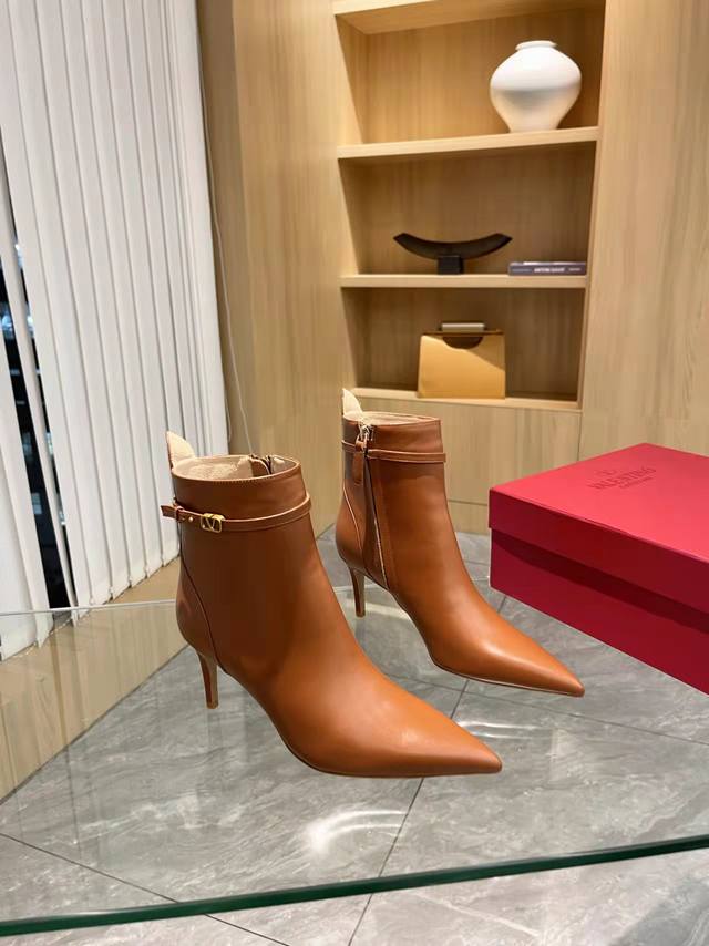 Valentino Autumn/Winter Fashion Women's Boots: Comfortable, Versatile, and Super