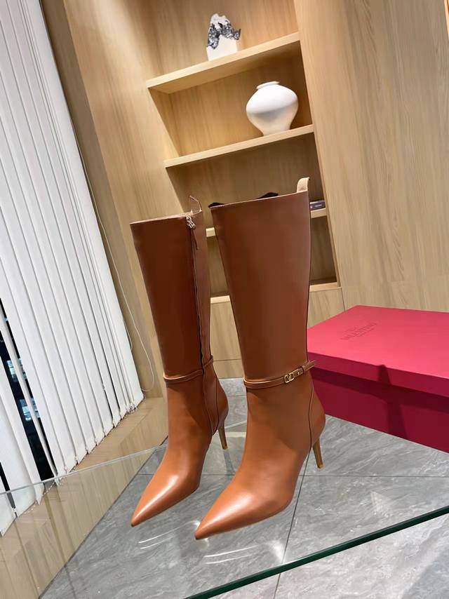Valentino Autumn/Winter Fashion Women's Boots: Comfortable, Versatile, and Super