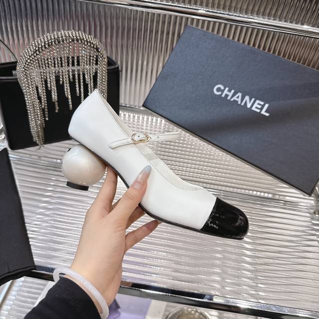 26 Spring/Summer Chanel Mary Jane shoes with round heels are simply a fashion ch