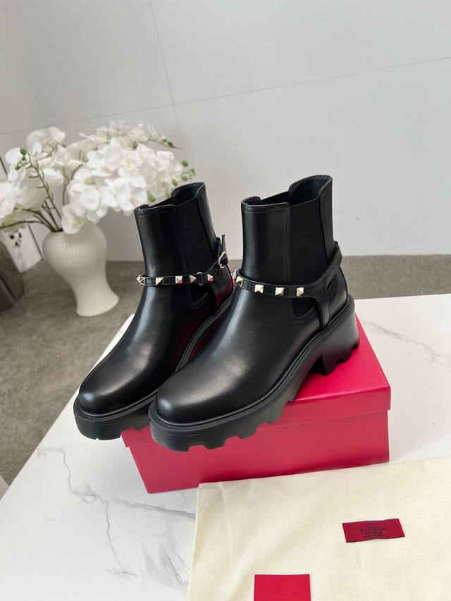 Factory Price (pp): Valentino Import Level Classic Valentino horse-nail boots a