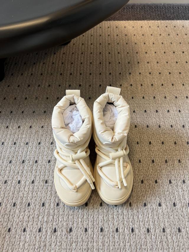 Moncler Down Casual Shoes This high-top casual shoe features a stylish and layer