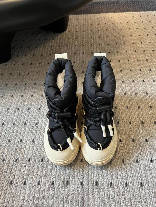 Moncler Down Casual Shoes This high-top casual shoe features a stylish and layer