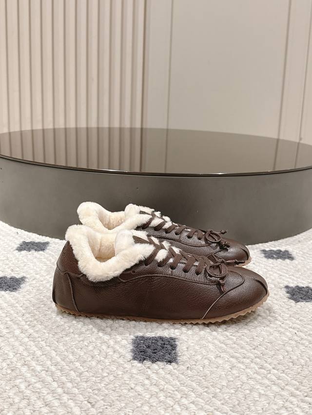 Leather lining. Wool lining. Sizes 35-40. Size 41 is custom-made. The 2025 hott