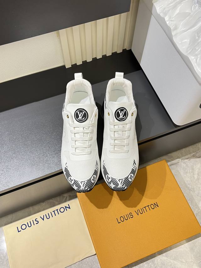 Louis Vuitto shoes, sold simultaneously in boutiques, top-quality Italian import