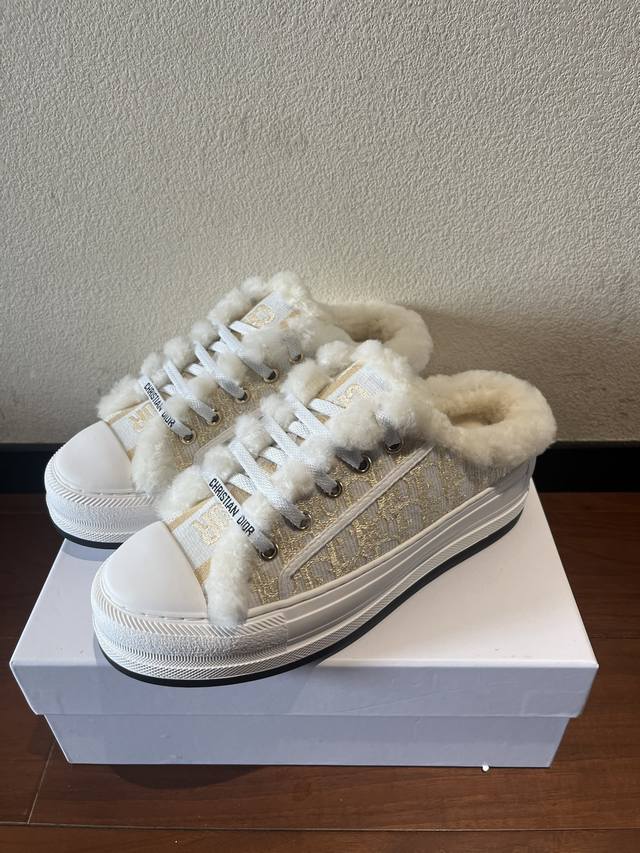 Factory price Dior half-slippers, genuine wool embroidered slippers, are now av