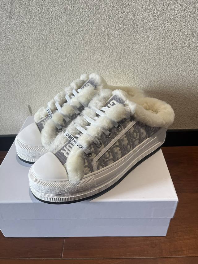 Factory price Dior half-slippers, genuine wool embroidered slippers, are now ava