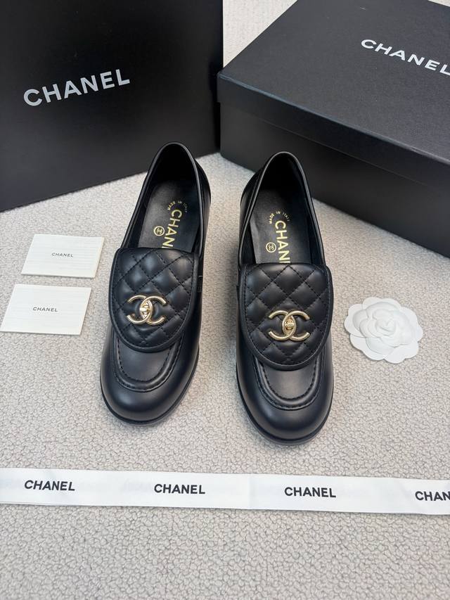 Chane*25Ss Retro Backpack Loafers with Gold Buckles The shoes feature the iconic
