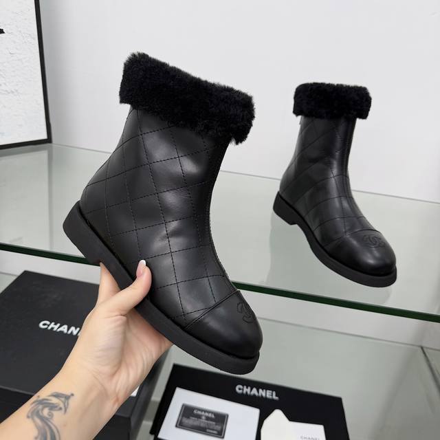 High-quality Chanel 2025 Fall/Winter latest ankle boots from the boutique, a mu