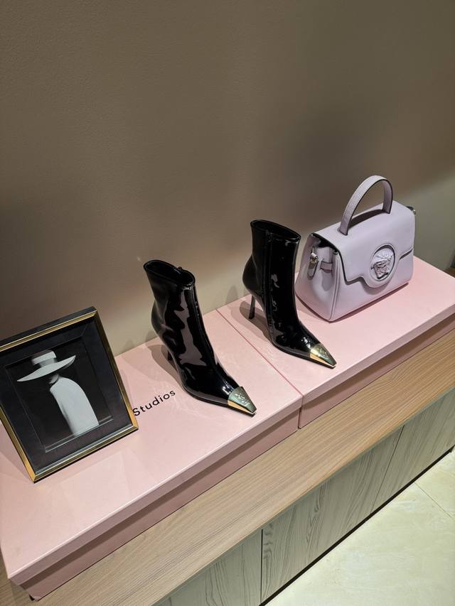 2025 New Saint Laurent YSL Metal Toe Ankle Boots Sexy and Exquisite, Collector's