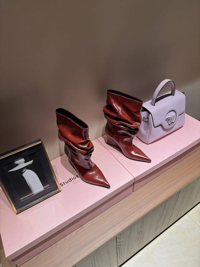 Balmain Fall/Winter 2025 Runway Pointed-Toe High-Heeled Boots Balmain, a top fas