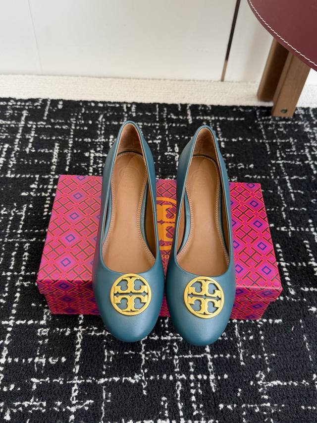 Dongguan-made Tory Burch (TB) mid-heel shoes. These classic TB family-style mid-