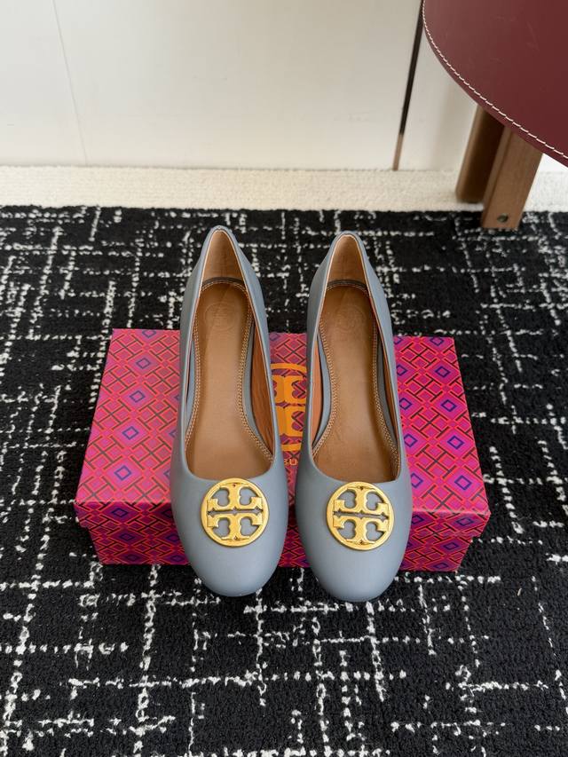Dongguan-made Tory Burch Tb versatile mid-heel shoes. These classic Tb family-st