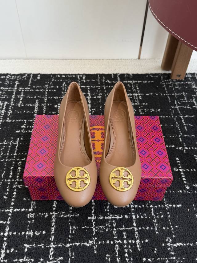 Dongguan-made Tory Burch Tb versatile mid-heel shoes. These classic Tb family-st