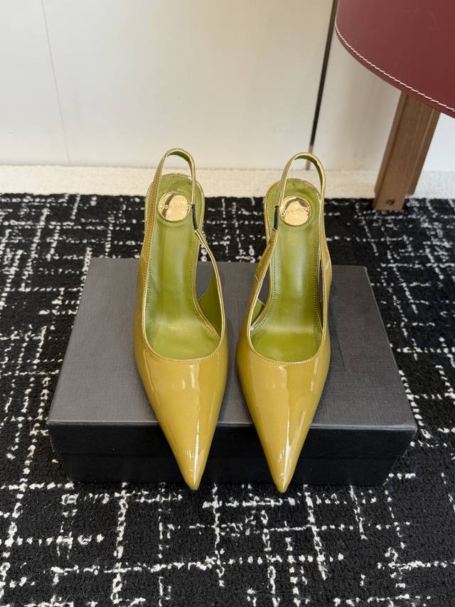 Retailer-grade Saint Laurent 26 Paris Show Update: Pointed-toe stilettos are so