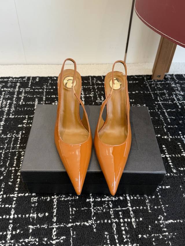 Retailer-grade Saint Laurent 26 Paris Show Synchronized Update: Pointed-toe stil